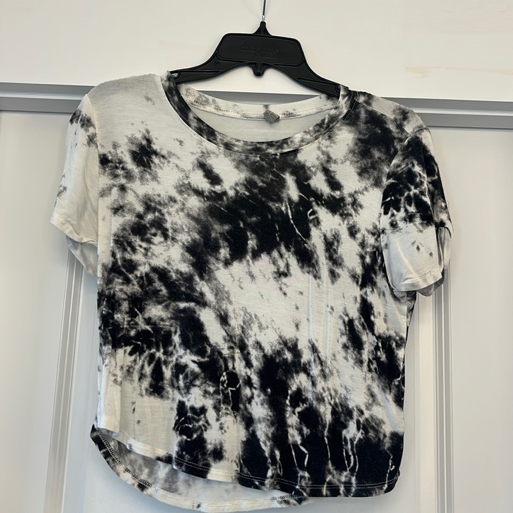 Black and white cropped tee